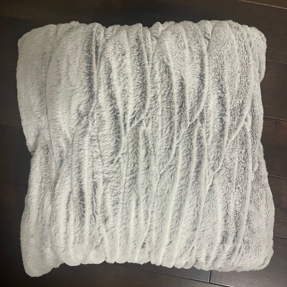 Koolaburra UGG  Soft Gray Faux Fur decorative plush throw pillow NWOT
